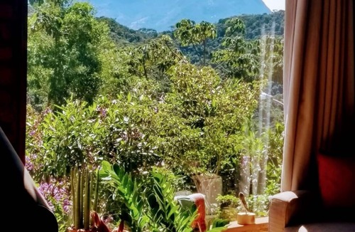 Teresopolis House | Rustic house with paradisiacal view to the Woman of Stone.