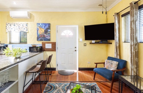 Nassau Apartment | Saffron Cottage is a cozy apt. attached to main house w/private entrance & deck.