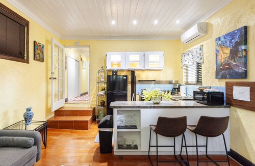 Nassau Apartment | Saffron Cottage is a cozy apt. attached to main house w/private entrance & deck.