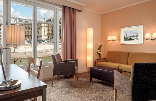 Quartier de la Monnaie Apartment | Saint Germain 1 Bedroom Apartment With Seine
