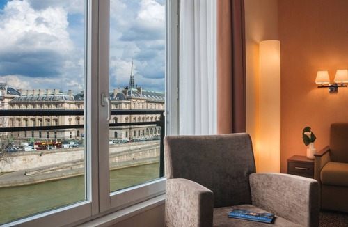 Quartier de la Monnaie Apartment | Saint Germain 1 Bedroom Apartment With Seine