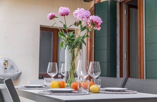 Santa Croce Apartment | San Giacomo dall'Orio Garden Apartment R&R