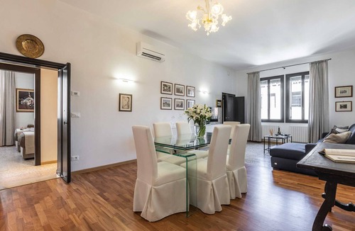 San Marco Apartment | San Marco Alluring and Spacious Apartment with Elevator