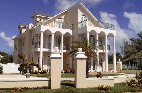 Nassau House | SEABREEZE BEACH HOUSE! (w/Large Saltwater Pool) IN THE HEART OF THE BAHAMAS.