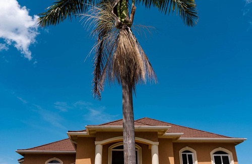 Whitehouse Ski Chalet | Seaview Penthouse Retreat 4 Beds 3 Baths Stay