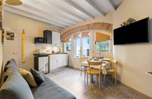 Cunettone-villa Apartment | Sole Priscilla House - Terrace & parking, Salò, Italy