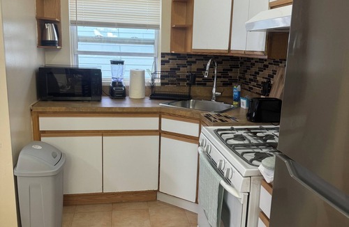 Queens Apartment | Spacious 3-bedroom apartment 5 minutes walk to Air train to JFK airport
