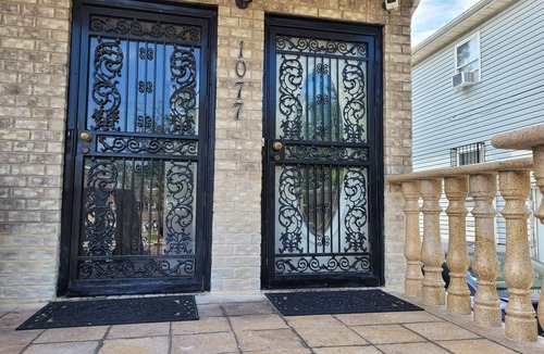 Queens Apartment | Spacious 3-bedroom apartment in charming Queens with AC, near to shopping, beach