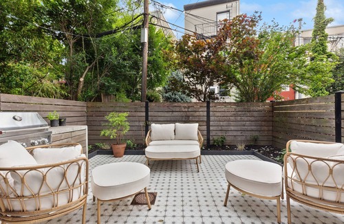 Greenpoint House | Spacious 3-bedroom townhouse with garden, WiFi, AC in prime Greenpoint Brooklyn.