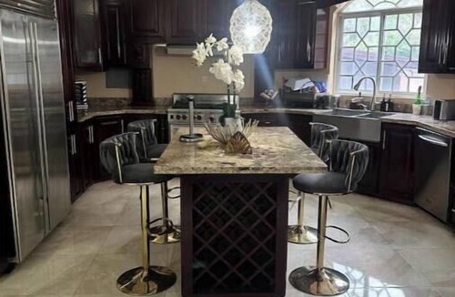 Kingston House | Spacious 5-bedroom house in lovely Kingston with WiFi, AC