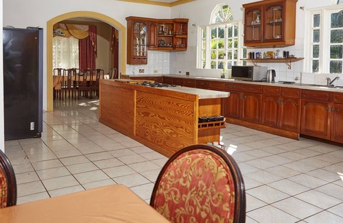 Runaway Bay Villa | Spacious 5 Bedroom Villa, Centrally Located, Near Beach.