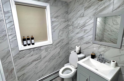 New Brighton House | Spacious 6-bedroom house in charming Staten Island with WiFi