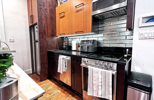 Greenwood Apartment | Spacious Boutique Apartment w/Laundry + Roof Deck + 5 min to Subway + Parking
