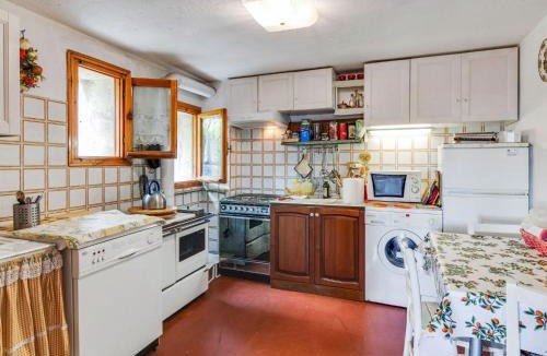 Crespano del Grappa House | Spacious Cottage in Veneto