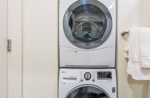 Manhattan Apartment | Spacious One Bedroom in Central Downtown Location