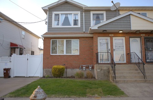Arverne Apartment | Spacious Rockaway Retreat Surf & WFH-Ready3-BR apartment in charming Queens