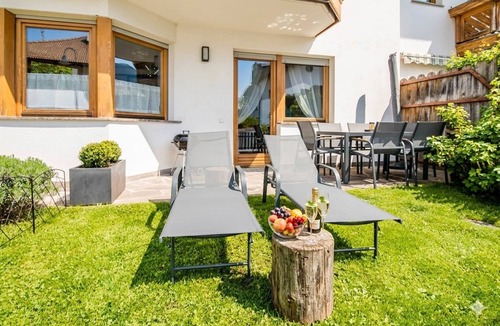 Vipiteno Apartment | Stadtnestl Apartment Sterzing: Alpine-modern with garden, fireplace & parking