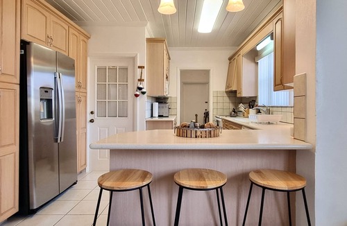 Spanish Wells House | "Steps Away" 3-bedroom with free 6 seater golf cart, Kayak & Paddle board.