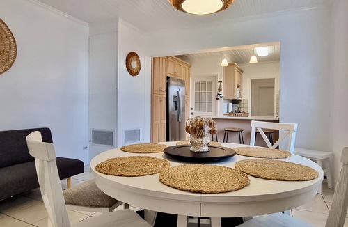 Spanish Wells House | "Steps Away" 3-bedroom with free 6 seater golf cart, Kayak & Paddle board.