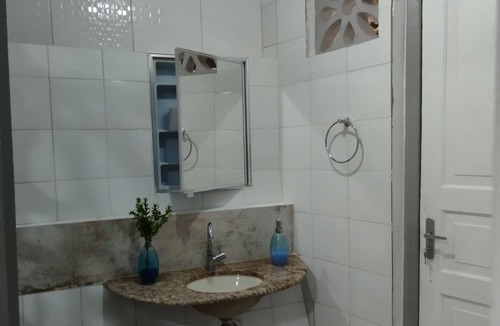 Valparaiso Apartment | Studio Adélia Prado suite