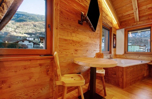 Aymavilles Apartment | Studio 'Con Idromassaggio' with Mountain View, Balcony and Wi-Fi