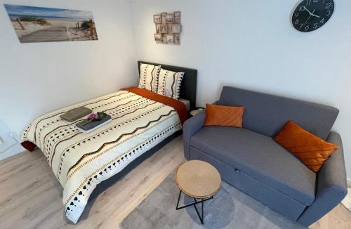 Villepinte Apartment | 'StudioCDG fr' Jardin, Studio proche near CDG Roissy airport, Parc Expositions, Stade de France, Arena, Disney, Asterix