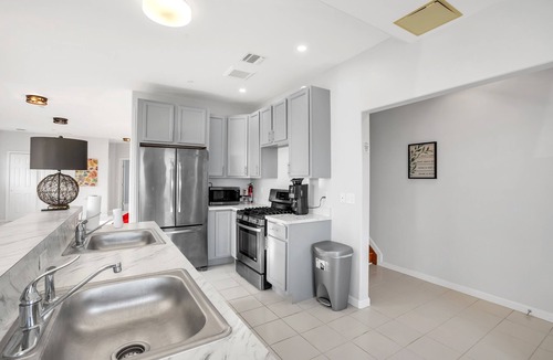 Queens House | Stunning Beachfront Queens Getaway 4 Bedroom Townhouse by Redawning
