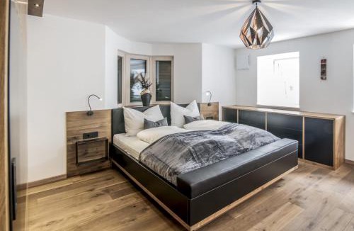 Colle Isarco Apartment | Stylish Alpine Apartment with Terrace, Fireplace & Mountain View near Sterzing - Villa Tribulaunblick