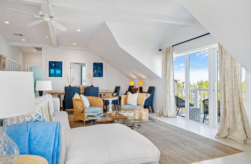 Nassau Condo | Stylish Penthouse with Ocean Views and Beach Access