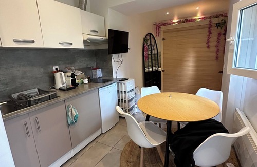 Esbly House | Suite 110 : Jacuzzi & Sauna Privatisé Avec Suite