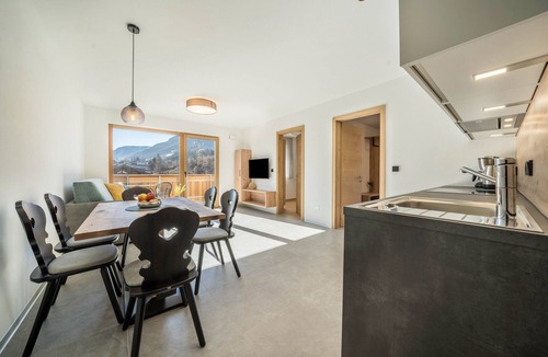 Lana Apartment | "Sunnig - Apartment Abendsonne" with Mountain View, Balcony & Wi-Fi