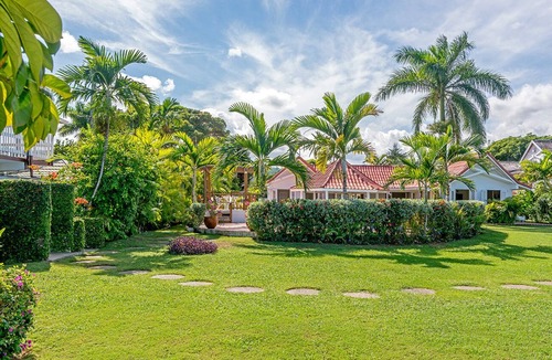 Runaway Bay Villa | Sunspot Villa 4 BEDROOMS Runaway Bay, North Coast Beach