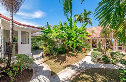 Runaway Bay Villa | Sunspot Villa 5 BEDROOM (Runaway Bay, North Coast Beach)