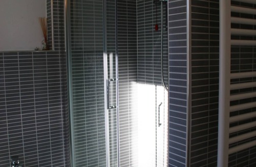 Ferrara House | Superior Triple Room with Garden View Grey room
