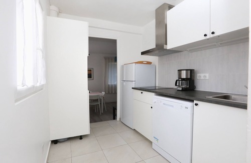 Garches Apartment | T2 45 m² on private driveway at the gates of Paris (1 to 6 people)