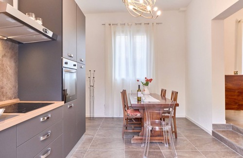 Desenzano del Garda Apartment | Take a break and rejuvenate in this oasis of peace.