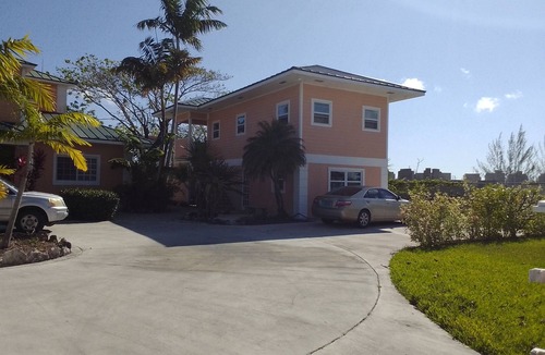 Yeoman Wood Apartment | Tallis Palace. 1-bedroom apartment with WiFi, AC in sunny Freeport. Car offered.