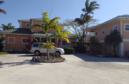 Yeoman Wood Apartment | Tallis Palace. 1-bedroom apartment with WiFi, AC in sunny Freeport. Car offered.