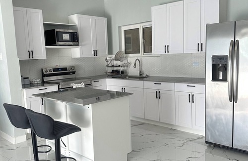 Havendale Apartment | The Cozy Curve: Full 2 Br 2 Bth Apartment in Central location in Kingston