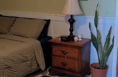 Jimmy Hill House | The Phoenix comfort sunset Guest suite