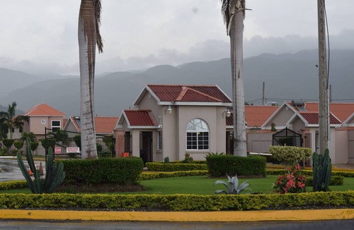 Kingston House | The White Pearl of Caymanas Coubtry Club Estate