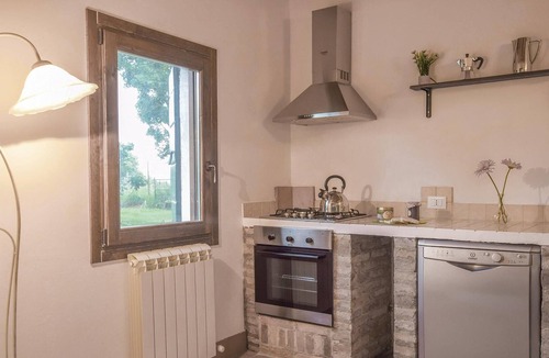 Taglio di Po House | This terraced house, 2 km from Taglio di Po, is located in a beautiful estate with communal pool, su