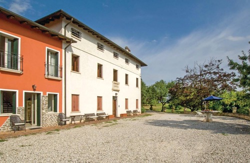 Isola Vicentina Apartment | This vacation apartment on two floors is located in a wing of a country house from the 19th century,
