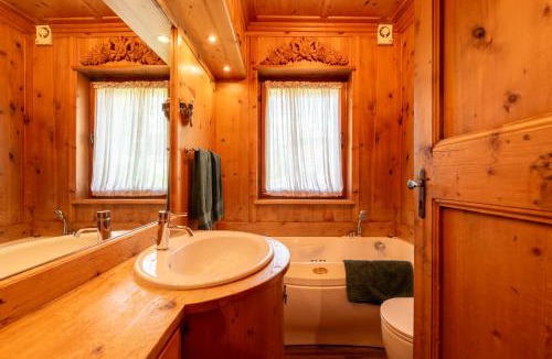 Cortina d'Ampezzo Apartment | Tofane View Apartment with Terrace R&R