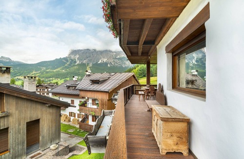 Cortina d'Ampezzo Apartment | Tofane View Apartment with Terrace R&R