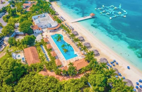 Runaway Bay Villa | TopVilla 7 bedrs w. staff & private beach+beach club water sport excursion incl!