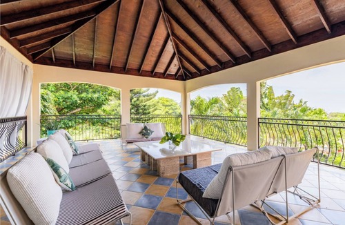 Runaway Bay Villa | TopVilla 7 bedrs w. staff & private beach+beach club water sport excursion incl!
