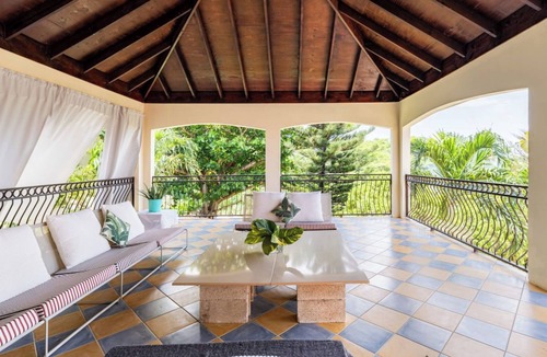 Runaway Bay Villa | TopVilla 7 bedrs w. staff & private beach+beach club water sport excursion incl!