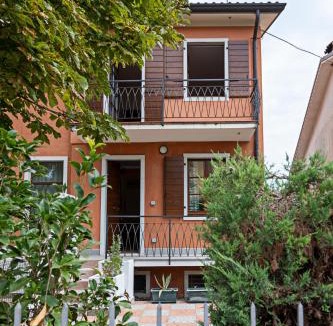 Calmasino House | TOWNHOUSE 71 - Regarda Travel