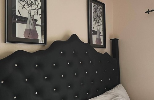 Eastwood Park Apartment | Tranquil 1-bedroom apartment in the heart of Kingston with WiFi, AC